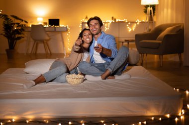 Eşler TV 'de Film İzliyor Yatak odasında Oturuyor