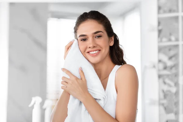 Γυναίκα Στεγνώνοντας το πρόσωπο με πετσέτα στέκεται μετά το ντους στο μπάνιο — Φωτογραφία Αρχείου