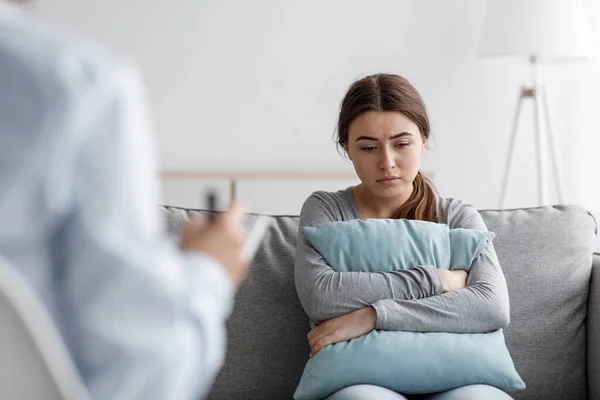 Traurige junge Frau leidet an Depressionen und konsultiert Psychologin in Klinik — Stockfoto