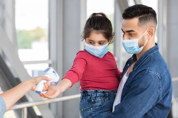 Pandemic Rules. Worker Checking Body Temperature For Father And Daughter At Airport — Stock Photo, Image