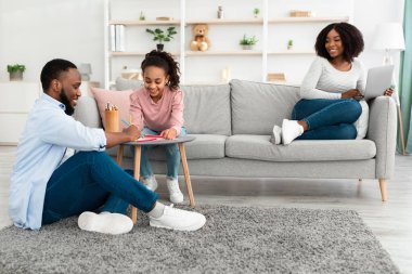 Mutlu afro aile portresi evde birlikte vakit geçiriyorlar.