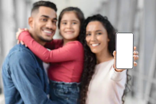 Χαρούμενη Αραβική οικογένεια Εμφάνιση Smartphone με λευκή οθόνη, ενώ στέκεται στο αεροδρόμιο — Φωτογραφία Αρχείου