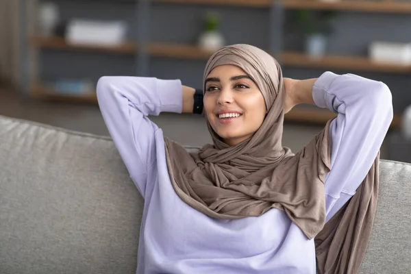 Muslim wanita santai di rumah pada akhir pekan — Stok Foto