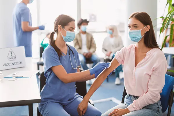 Millennial Woman Preparing To Get Vaccinated Against Covid-19 — Stock Photo, Image