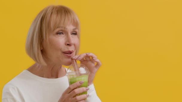 Felice bella donna anziana bere verde Smoothie Cocktail con paglia — Video Stock