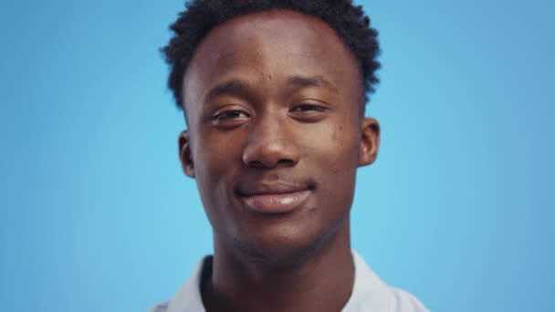 Aprobación. joven feliz afroamericano chico sonriendo ampliamente a la cámara y demostrando los pulgares hacia arriba gesto — Vídeos de Stock
