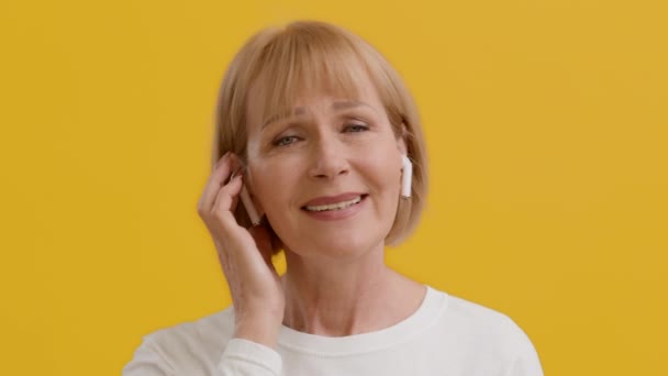 Smiling Senior Woman Hallgatás Zene Vezeték nélküli Airpods Fülhallgató, Élvezi Kedvenc Song — Stock videók