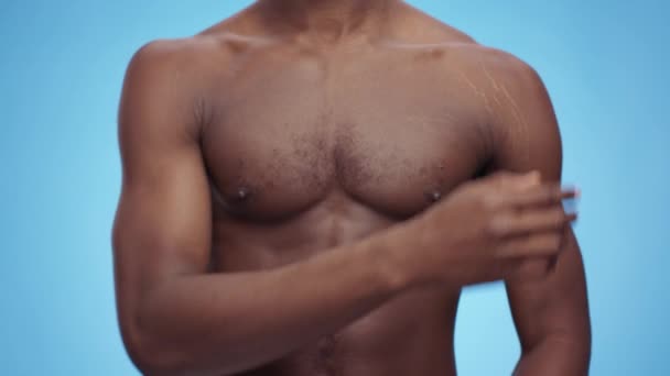 Onherkenbare gespierde Afro-Amerikaanse man lijdt aan elleboogpijn masseren zijn hand, lijden aan gewrichtspijn — Stockvideo