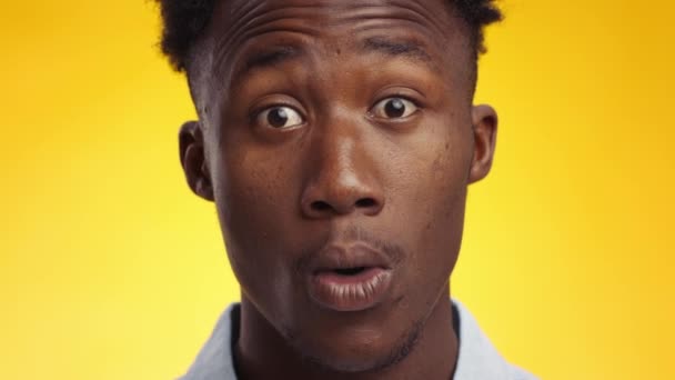 Šok a úžas. Mladý omráčený africký Američan se dívá na kameru s otevřenými ústy, pocit omámení — Stock video