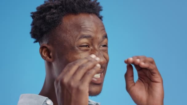 Dor de cabeça aguda. Jovem afro-americano sofrendo de ataque de enxaqueca, tocando sua cabeça dolorosa e sorridente — Vídeo de Stock