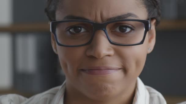 Κακή ιδέα. Αμφίβολη Αφροαμερικανή με γυαλιά που νιώθει αβέβαιη, κατσούφιασε το πρόσωπο και κούνησε το κεφάλι της στην απόρριψη — Αρχείο Βίντεο