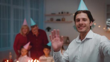 Doğum Gününü Evde Uzaktan Kutlayan Aile Videosu