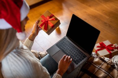 Happy Woman Holding hediye kutusu Laptop kullanıyor