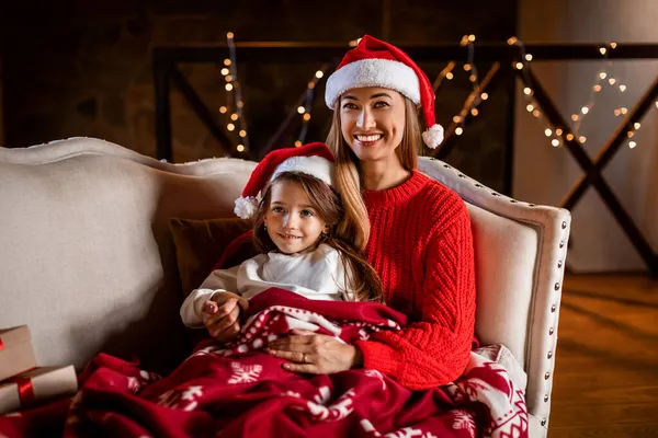 Ritratto di felice famiglia amorevole che celebra Natale guardando la tv — Foto Stock