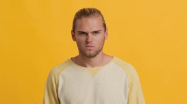 Kötü Koku. Genç Adam Burnunu çimdikliyor İğrenç Kokulu Koku