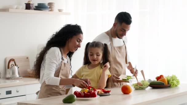 Família árabe feliz cozinhar juntos na cozinha moderna — Vídeo de Stock
