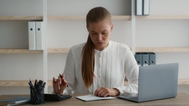 Affärsredovisning. Kvinnlig bokhållare Använda laptop och räknemaskin på arbetsplatsen i Office — Stockvideo