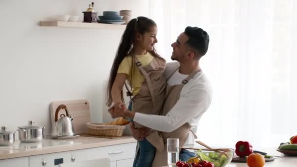 Arabiska pappa och dotter dansar ha kul i köket — Stockvideo