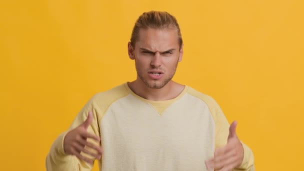 Arg ung man som uttrycker aggression, prat och gester vid kameran, skylla på någon — Stockvideo