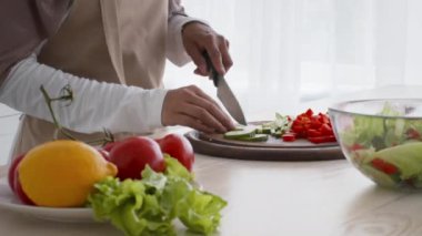 Müslüman Kadın Mutfakta Salata Pişiren Sebze Kesen, Kırpılmış