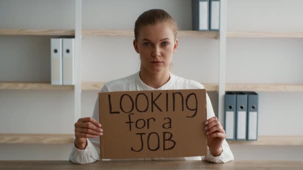 Концепция безработицы. Молодая женщина ищет работу в офисе Placard — стоковое видео