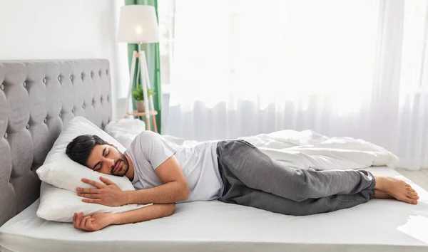 Longitud total del cuerpo del hombre árabe tranquilo durmiendo bien en el lado, descansando, pancarta, espacio libre —  Fotos de Stock