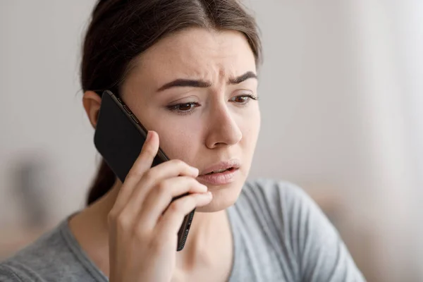 수천 년의 여성 이 전화로 나쁜 소식을 듣는 슬픈 모습 — 스톡 사진