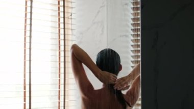 Modern banyoda Duşan Kadın Dansına Bakış