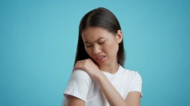 Asyalı Kadın Masaj Omuzunda Eklem Ağrısı, Mavi Arkaplan
