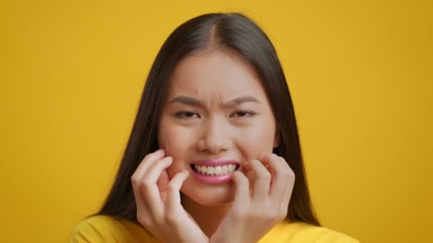Wanita muda China Khawatir Merasa cemas Posing pada Latar Belakang Kuning — Stok Video