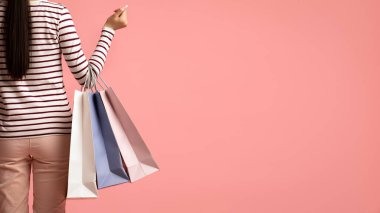 Alışveriş Konsepti. Genç Kadın Alışveriş Torbası 'nın Arka Görünümü, Kesilmiş Vuruş