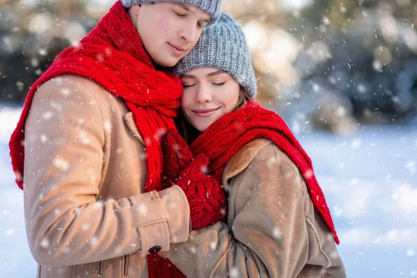 Detailní portrét milující pár těší zasněžené zimní den spolu — Stock fotografie