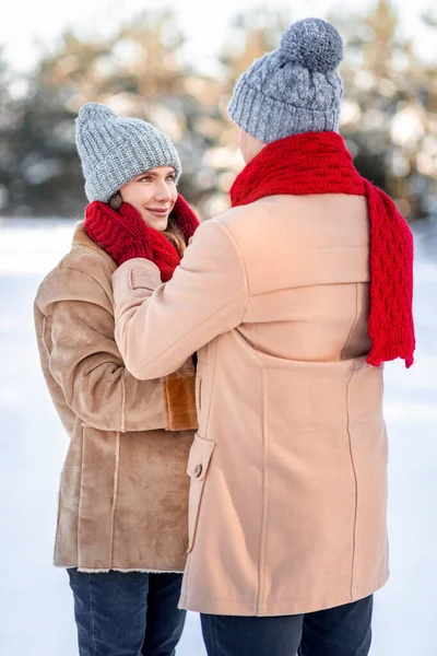 Attraktiv ung kvinna tittar på sin man ögon, vinter skott — Stockfoto