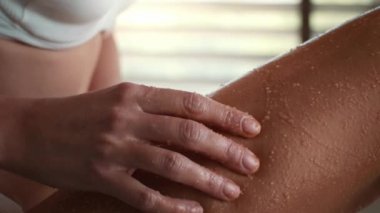 Tanımlanamayan Bayan Bacak Ovalama ve Kalça Kapalı Salonda Masaj Yapıyor.