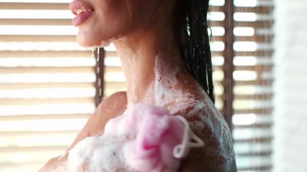 Oigenkännlig Shirtless kvinna tar dusch tvätt hals med svamp inomhus — Stockvideo