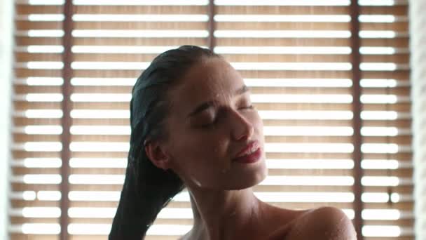 Lady Mycie włosów i głowy z szamponem biorąc prysznic w pomieszczeniach — Wideo stockowe