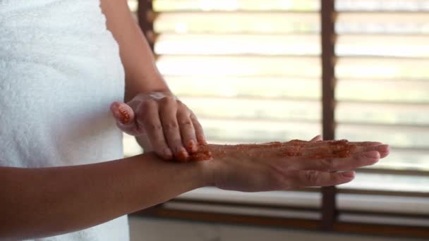 Modern Banyo 'da Kozmetik Ovalayan Kadın Ellerinin Kapanışı — Stok video