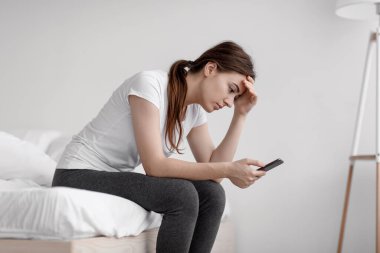 Mutsuz Kafkasyalı genç bayan depresyon ve stresten muzdarip kötü haberlerle mesajı okudu.