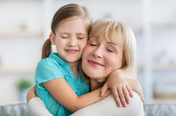 Glücklich reife Frau und Enkelin Umarmung, Nahaufnahme — Stockfoto