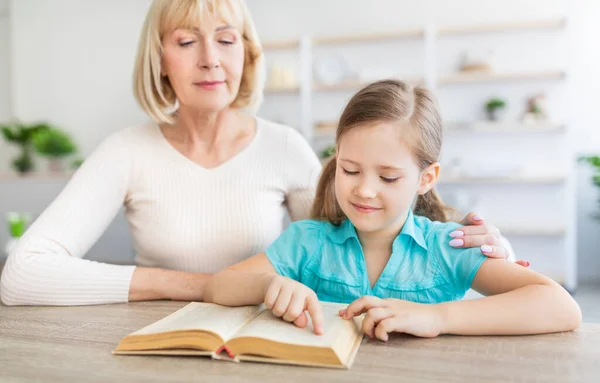 Retrato de mujer madura y nieta leyendo libro —  Fotos de Stock