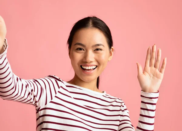 ¿Hola? alegre joven asiático hembra tomando selfie y saludando mano en cámara — Foto de Stock