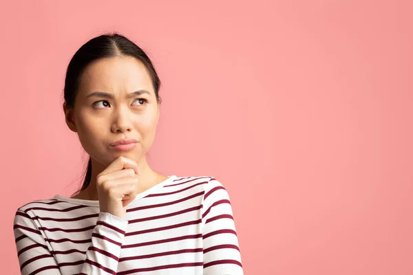 Ritratto di donna coreana pensierosa che tocca il mento e guarda lontano con dubbio — Foto Stock