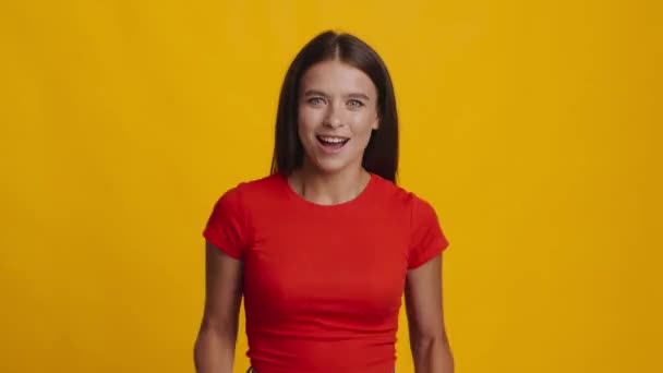 Női kiabálás és rázó öklök Joy felett sárga háttér — Stock videók