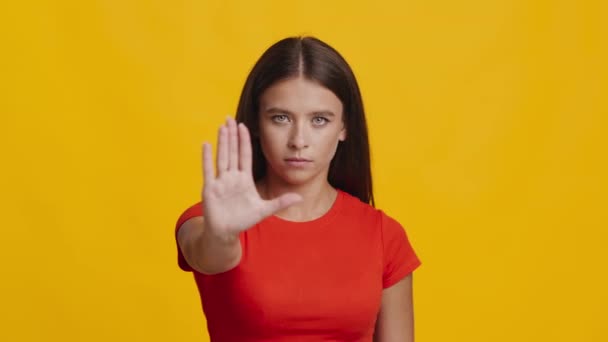 Femmina gesturing stop con mano agitazione testa su sfondo giallo — Video Stock