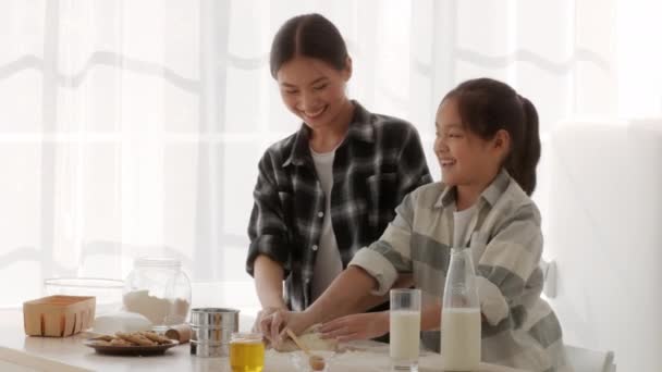 中国のお母さんと娘持っています楽しいです小麦粉でキッチン — ストック動画