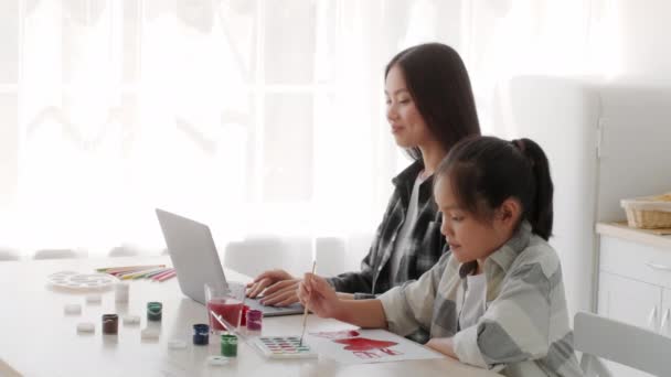 Asyalı Anne, kızıyla evde otururken görüntülü konuşma yapacak. — Stok video