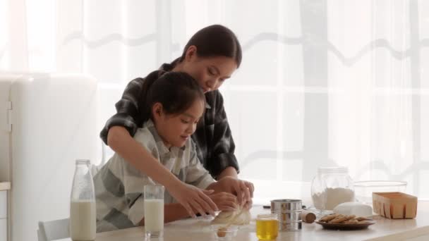 Mère Japonaise Et Petite Fille Pétrissant La Pâte Cuisson Dans La Cuisine — Video