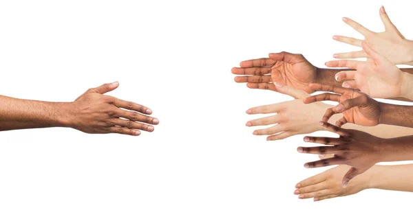 Mão do homem americano africano milenar alcança muitos braços de pessoas diversas para ajudar — Fotografia de Stock