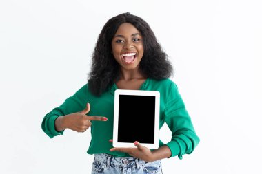 Duygusal siyah kadın boş ekranla dijital tableti işaret ediyor