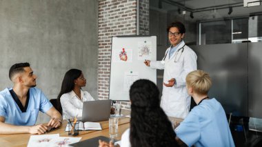 Doktorlardan oluşan çok ırklı bir ekip sabah klinikte antreman yapıyor.